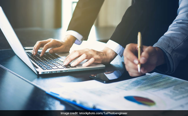 3 Things You Should Never Do At Your Work Desk