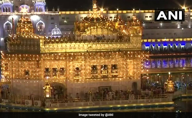 कंपकंपाती सर्दी में Golden Temple पर मना नए साल का जश्न
