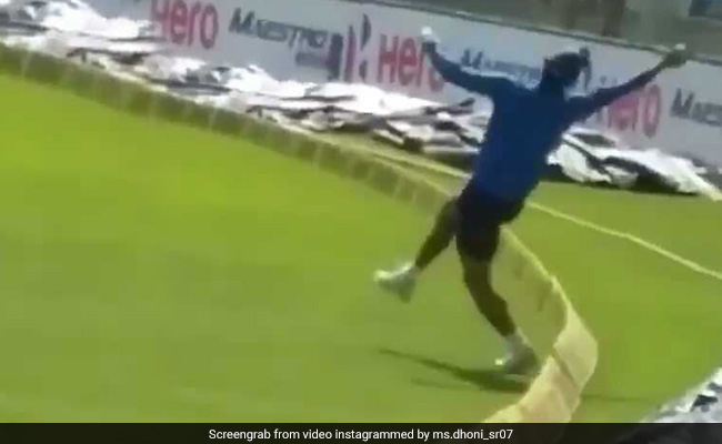 Asia Cup 2018: धोनी ने बाउंड्री पर लिया ऐसा कैच, देखकर झूम उठे फैन्स, वायरल हुआ Video