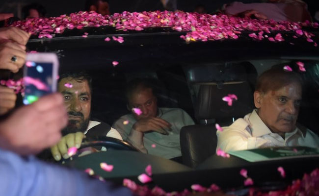 Hero's Welcome For Nawaz Sharif, Daughter After Pak Court Orders Release