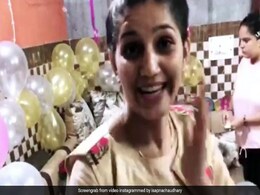 सपना चौधरी बर्थडे सरप्राइज देखकर रह गईं हैरान, केक छोड़ जमकर लगाए ठुमके- देखें Video सपना चौधरी बर्थडे सरप्राइज देखकर रह गईं हैरान, केक छोड़ जमकर लगाए ठुमके- देखें Video