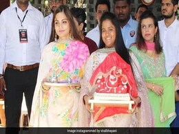 सलमान खान के परिवार में गणपति का आगमन, कुछ यूं नजर आईं बहन अर्पिता और अलवीरा... देखें Pics सलमान खान के परिवार में गणपति का आगमन, कुछ यूं नजर आईं बहन अर्पिता और अलवीरा... देखें Pics