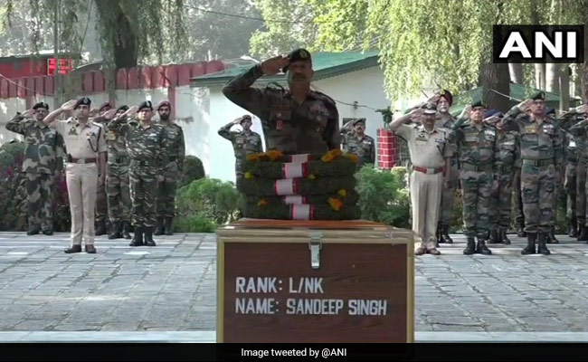 लांस नायक संदीप सिंह को दी गई श्रद्धांजलि, सोमवार को तंगधार में हुए थे शहीद