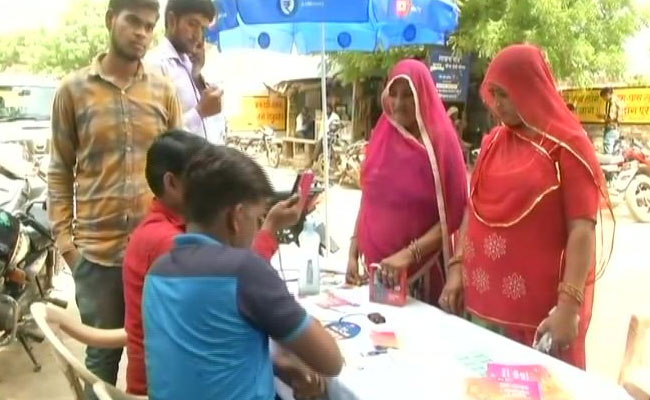चुनाव से पहले राजस्थान सरकार का तोहफा, 95 रुपये में लें जियो फोन, जानें कौन है पात्र