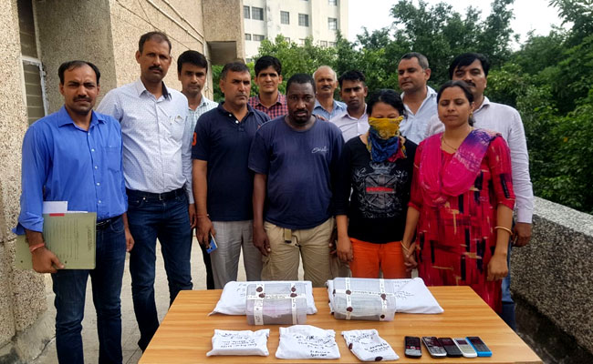 फेसबुक पर पहले हुई दोस्‍ती और फिर की शादी, इसके बाद पति-पत्‍नी ने सोशल मीडिया से बनाया लोगों को अपना शिकार