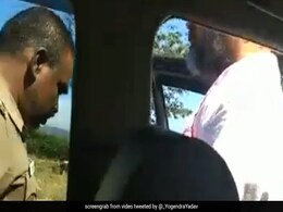 हिरासत में लिये गये स्वराज इंडिया पार्टी के नेता योगेंद्र यादव, पुलिस पर लगाया हाथापाई का आरोप हिरासत में लिये गये स्वराज इंडिया पार्टी के नेता योगेंद्र यादव, पुलिस पर लगाया हाथापाई का आरोप