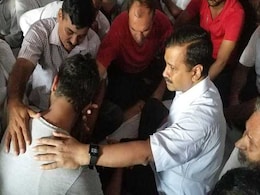 पाक की हैवानियत में शहीद हुए नरेंद्र के परिवार से मिले अरविंद केजरीवाल, 1 करोड़ की मदद का किया ऐलान पाक की हैवानियत में शहीद हुए नरेंद्र के परिवार से मिले अरविंद केजरीवाल, 1 करोड़ की मदद का किया ऐलान