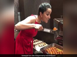 गुलाब जामुन को देख कुछ यूं ललचाईं श्रद्धा कपूर, Video इंटरनेट पर हो रहा वायरल- देखें गुलाब जामुन को देख कुछ यूं ललचाईं श्रद्धा कपूर, Video इंटरनेट पर हो रहा वायरल- देखें