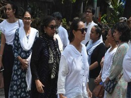 Kalpana Lajmi's Funeral Attended By Shabana Azmi, Shyam Benegal, Soni Razdan And Others Kalpana Lajmi's Funeral Attended By Shabana Azmi, Shyam Benegal, Soni Razdan And Others
