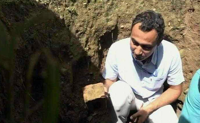 In Jammu And Kashmir, Collector Pitches In With Toilet Construction