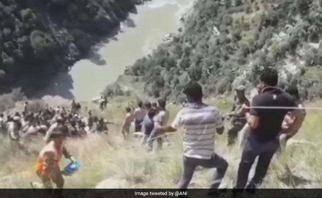 जम्मू-कश्मीर : किश्तवाड़ जिले में बस सड़क खाई में गिरी, 17 की मौत