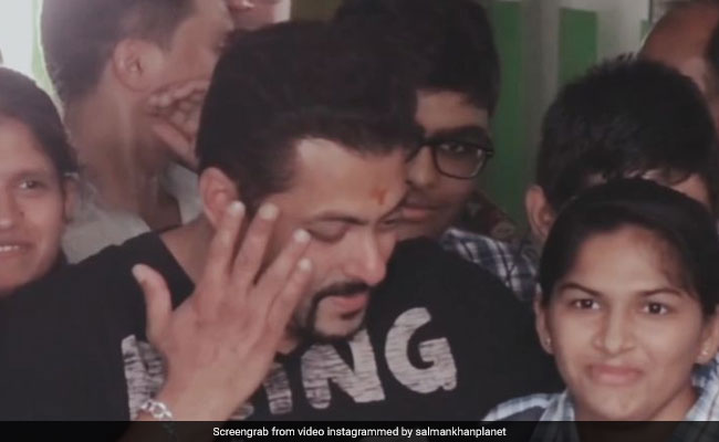 VIDEO: सलमान खान हुए इमोशनल, स्पेशल बच्चों के बीच रोक न पाए आंसू