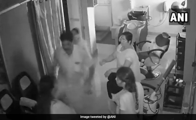 VIDEO: डीएमके नेता ने ब्यूटी पॉर्लर में घुसकर महिला पर चलाए लात-घूंसे, वीडियो वायरल होने पर पार्टी से निलंबित