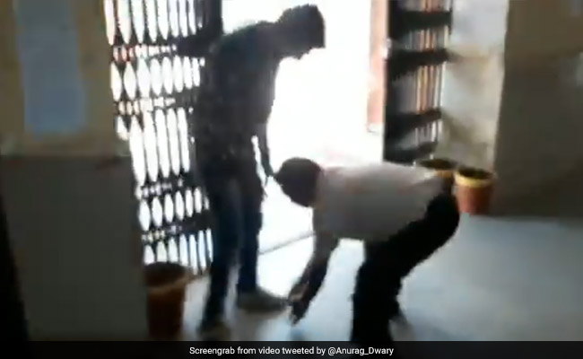 जानिए, क्‍या हुआ जब प्रोफेसर पकड़ने लगे ABVP कार्यकर्ताओं के पैर और मांगी माफी, देखें VIDEO