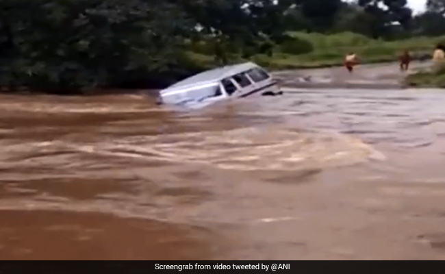 ...और देखते ही देखते बाढ़ के पानी में बह गई बुलेरो, देखें- Video