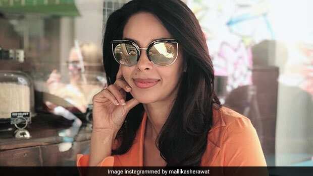 लॉकडाउन के दौरान Mallika Sherawat वर्कआउट कर ऐसे रख रही हैं अपनी फिटनेस का ख्याल