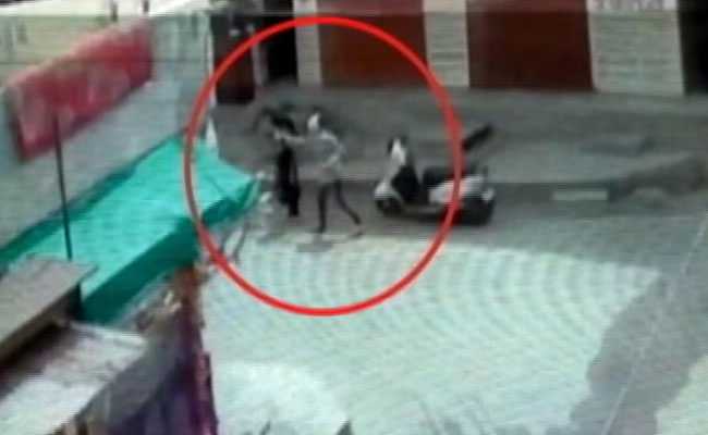 इंदौर: युवती के अमेरिका जाने से पहले लड़के ने मिलने के लिए बुलाया और दिनदहाड़े चेहरे पर फेंका केमिकल