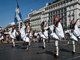 Skirt-Wearing, Selfie-Attracting Guard Unit of Greek Soldiers Turns 150 Skirt-Wearing, Selfie-Attracting Guard Unit of Greek Soldiers Turns 150