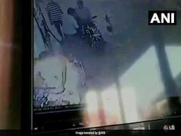 ...जब पेट्रोल पंप पर बाइक स्टार्ट करते ही धू-धू कर जलने लगी गाड़ी, देखें CCTV वीडियो ...जब पेट्रोल पंप पर बाइक स्टार्ट करते ही धू-धू कर जलने लगी गाड़ी, देखें CCTV वीडियो