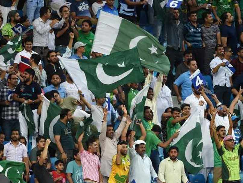 Asia Cup 2018: पाकिस्तान में LIVE शो के दौरान एंकर ने की ऐसी हरकत, वायरल हुआ VIDEO