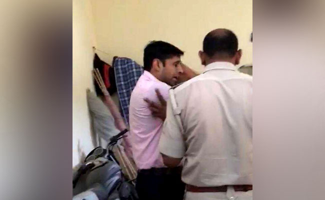 नोएडा की पुलिस चौकी में वकील को पीटा , SSP  ने सात सिपाहियों को किया लाइन हाजिर