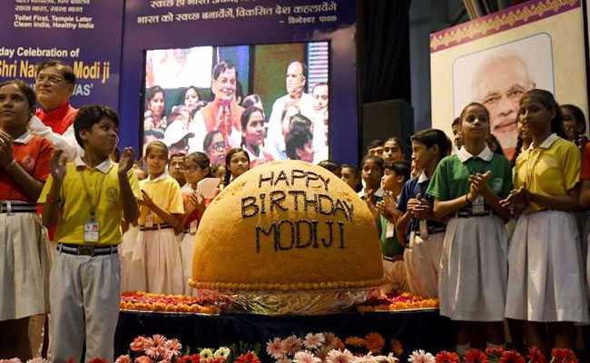 प्रधानमंत्री नरेंद्र मोदी के जन्मदिन पर बना 568 किलोग्राम का विशाल लड्डू