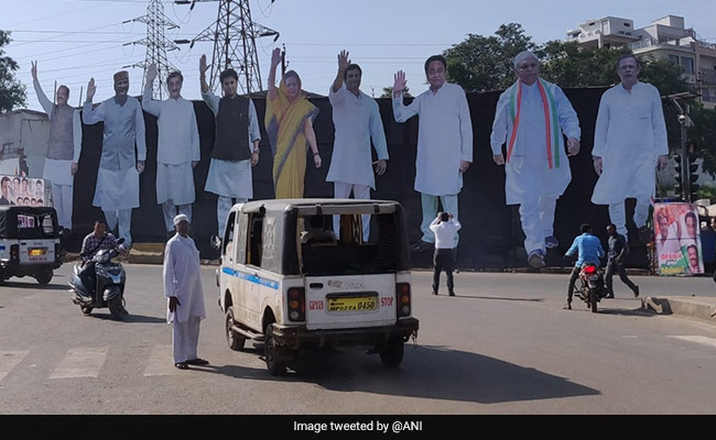 मध्य प्रदेश : 'राहुल का 18 किलोमीटर लंबा रोड शो और रैली, तस्वीरों में दिख रहा है 'हिंदू कार्ड'