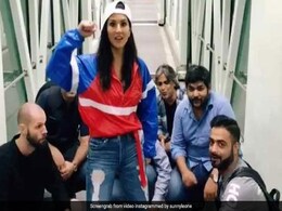 सनी लियोन ने एयरपोर्ट पर 'बोलो तारा रारा...' गाने पर किया भांगड़ा, Video कर देगा हैरान सनी लियोन ने एयरपोर्ट पर 'बोलो तारा रारा...' गाने पर किया भांगड़ा, Video कर देगा हैरान