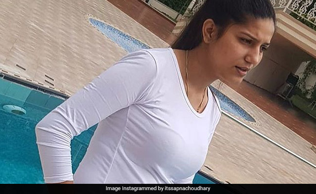 सपना चौधरी शो से पहले पूल में रिलैक्स करती दिखीं, यूजर्स ने यूं दिये रिएक्शन... देखें