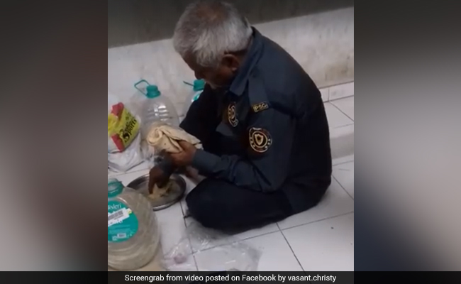 मत करो खाना बर्बाद! सिक्योरिटी गार्ड ने पानी के साथ खाई रोटी, वायरल हुआ VIDEO