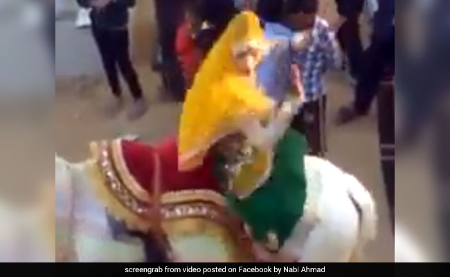 VIDEO: घोड़े पर खड़े होकर डांस कर रही थी लड़की, फिर हुआ ऐसा हादसा