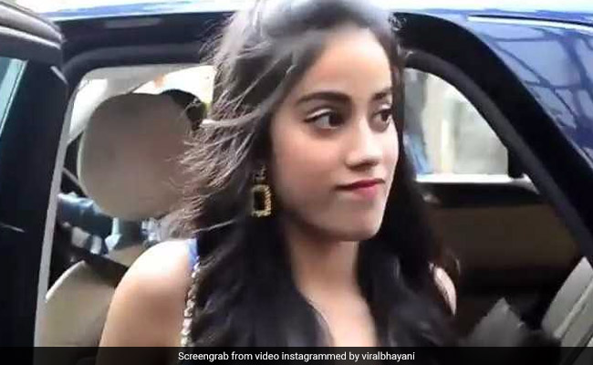 नेहा धूपिया के बेबी शावर में पहुंचीं जाह्नवी कपूर, स्टाइलिस्ट ने किया मजाक कि वीडियो हो गया Viral