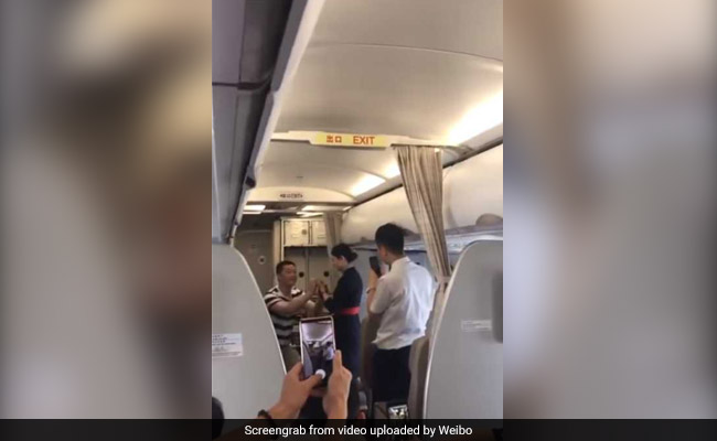 एयर-होस्टेस को प्रपोज करने के लिए प्लेन में चढ़ गया शख्स, जानिए क्या हुआ फिर, देखें VIDEO