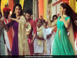 सड़क पर उतरीं 'किन्नर बीवी', बिना प्रैक्टिस के ढोल-नगाड़ों के साथ किया बप्पा का विसर्जन सड़क पर उतरीं 'किन्नर बीवी', बिना प्रैक्टिस के ढोल-नगाड़ों के साथ किया बप्पा का विसर्जन