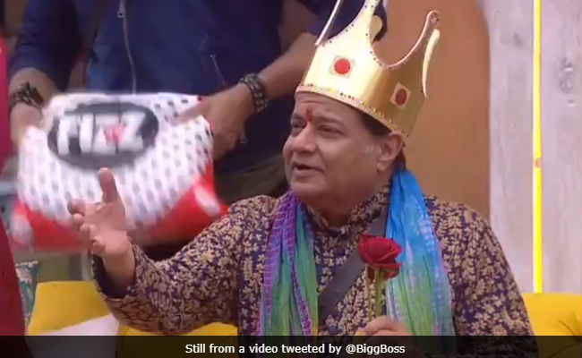 <i>Bigg Boss 12</i>, Day 4: Anup Jalota Sings Sunny Leone's <i>Baby Doll</i> For Roshmi And Kriti