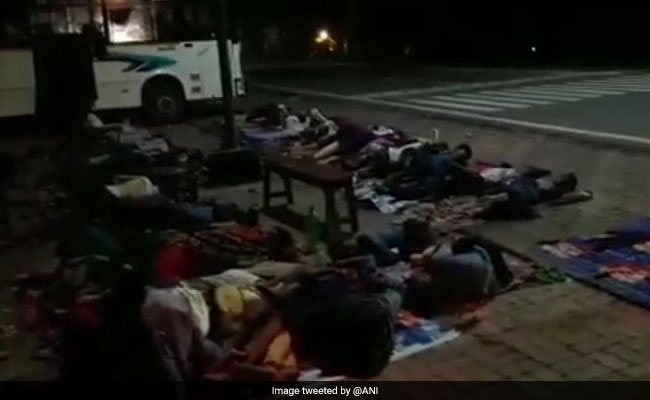 बिहारः चिड़ियाघर के बाहर फुटपाथ पर बच्चों को सुलाया, शिक्षक निलंबित