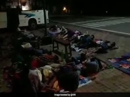 बिहारः चिड़ियाघर के बाहर फुटपाथ पर बच्चों को सुलाया, शिक्षक निलंबित बिहारः चिड़ियाघर के बाहर फुटपाथ पर बच्चों को सुलाया, शिक्षक निलंबित