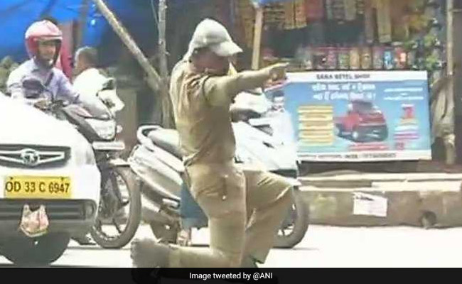 Break Dance करते हुए ट्रैफिक कंट्रोल करता है ये गार्ड, बोला- ये मेरा स्टाइल है, वायरल हुआ VIDEO