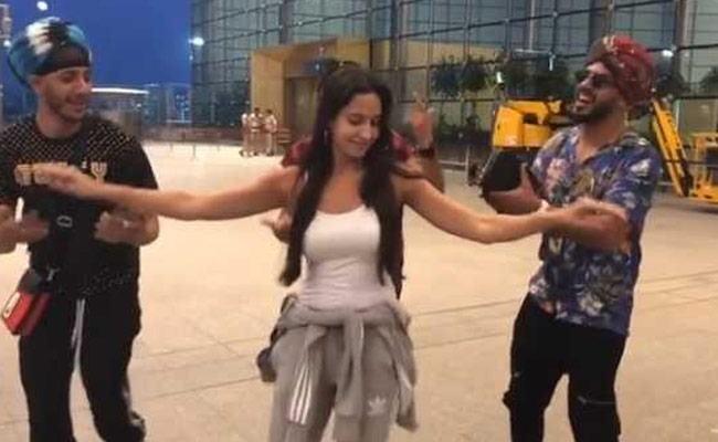 दोस्तों को एयरपोर्ट छोड़ने आई बाहुबली की एक्ट्रेस, बेकाबू होकर करने लगी डांस- देखें Video