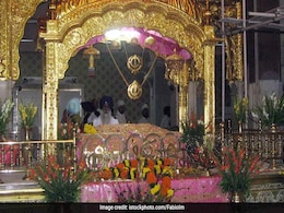 100 कुंटल विदेशी फूलों से सजा Golden Temple, 'प्रकाश पर्व' पर निकाला 250 किलोमीटर लंबा जुलूस 100 कुंटल विदेशी फूलों से सजा Golden Temple, 'प्रकाश पर्व' पर निकाला 250 किलोमीटर लंबा जुलूस