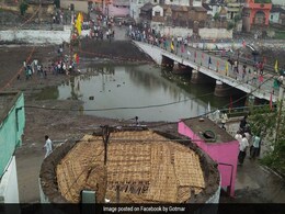 1 Dead, 300 Injured In Stone Throwing "Gotmar" Festival In Madhya Pradesh 1 Dead, 300 Injured In Stone Throwing "Gotmar" Festival In Madhya Pradesh