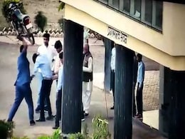 मध्य प्रदेश में भाजपा सांसद के सामने उनके सहयोगियों ने टोलकर्मियों को पीटा मध्य प्रदेश में भाजपा सांसद के सामने उनके सहयोगियों ने टोलकर्मियों को पीटा
