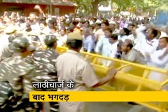 सफाईकर्मियों पर पुलिस की लाठी सफाईकर्मियों पर पुलिस की लाठी
