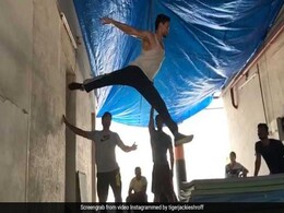 स्पाइडर मैन बन टाइगर श्रॉफ ने हवा में लगाई ऐसी छलांग, Video देख रह जाएंगे दंग! स्पाइडर मैन बन टाइगर श्रॉफ ने हवा में लगाई ऐसी छलांग, Video देख रह जाएंगे दंग!