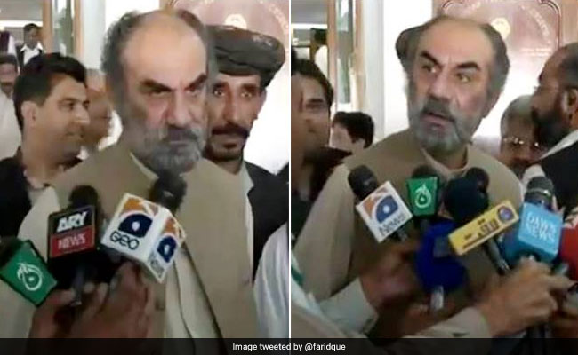 पाकिस्तानी नेता ने पत्रकारों के सवालों का ऐसे दिया जवाब, सुनकर रोक नहीं पाएंगे हंसी, देखें VIDEO