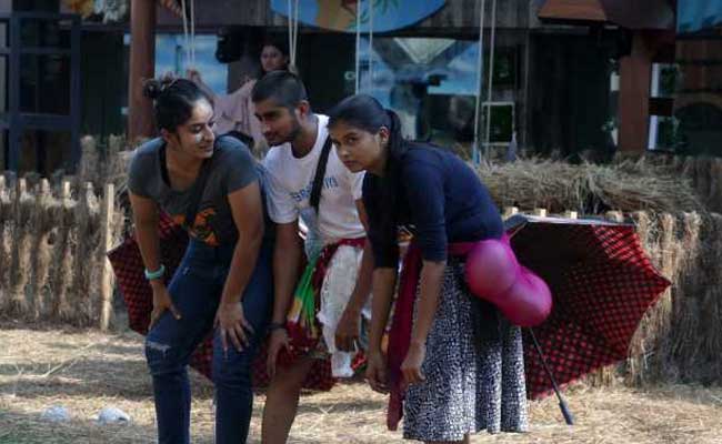 <I>Bigg Boss 12</I>, Day 38: Deepak Thakur And Urvashi Vani's Fight Gets Ugly