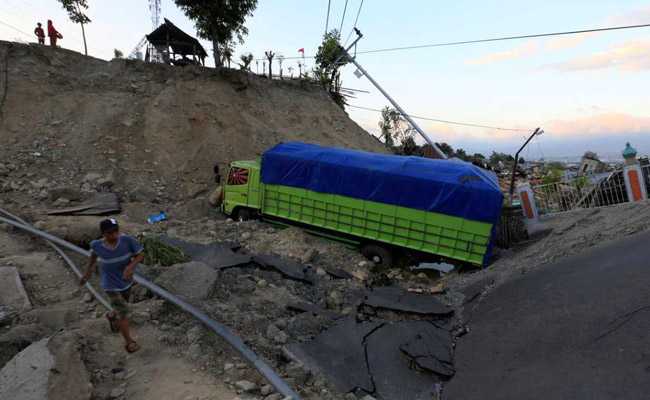 Desperate Indonesians Flee Quake Zone, Scale Of Disaster Unclear