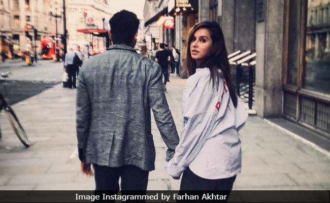 Farhan Akhtar Just Made It Instagram Official With Shibani Dandekar