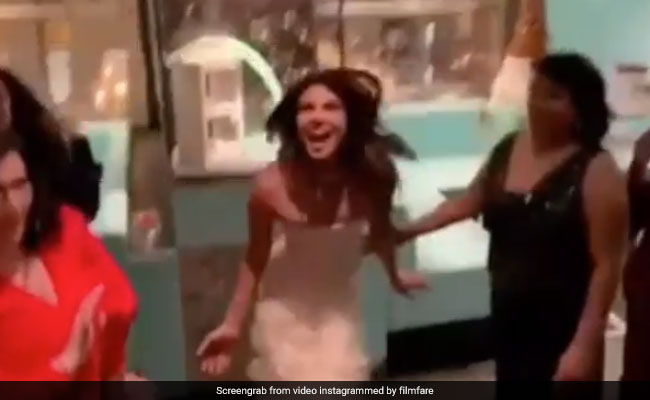 प्रियंका चोपड़ा के ब्राइडल शावर में सास ने समधन के साथ लगाए ठुमके, Video हुआ वायरल...