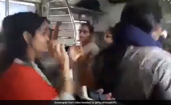 महिलाओं ने चलती ट्रेन में किया गरबा, सोशल मीडिया पर वायरल हुआ VIDEO